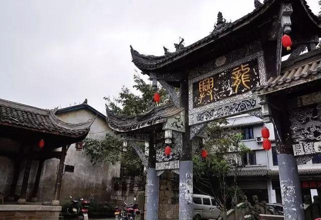 三个月宝一动就吐奶 吐水怎么办？